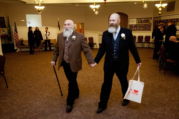 48-летний Рэнделл Шеперд и 56-летний Ларри Дункан перед церемонией бракосочетания, Сиэтл, штат Вашингтон. 6 декабря в штате Вашингтон вступил в силу закон, разрешающий однополые браки. 