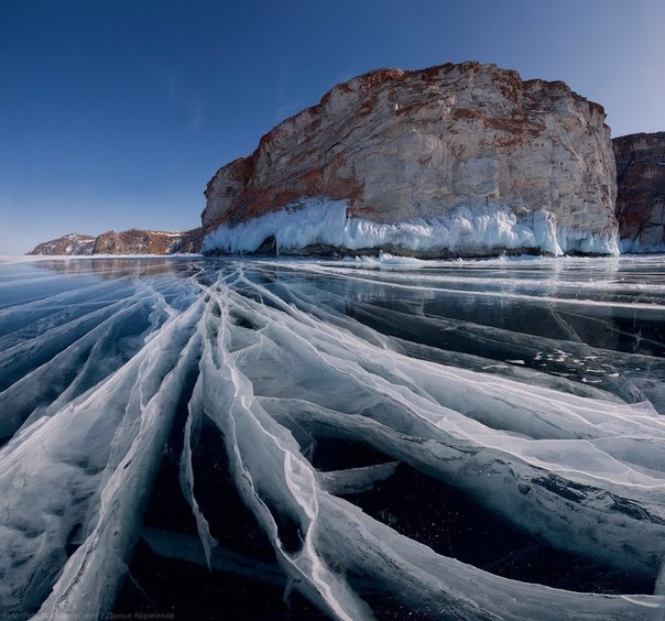 Чистейшие льды Байкала. В некоторых местах толщина льда достигает трех метров. Полностью Байкал никогда не замерзает.