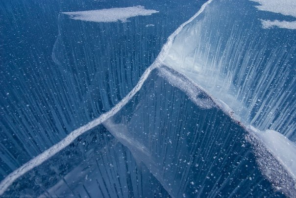 Чистейшие льды Байкала. В некоторых местах толщина льда достигает трех метров. Полностью Байкал никогда не замерзает.
