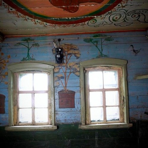На севере Саратовской области есть деревенька Поповка. Здесь в 2009 году был обнаружено настоящее архитектурное сокровище — крестьянский дом с расписным интерьером, датированным 1910 годом.