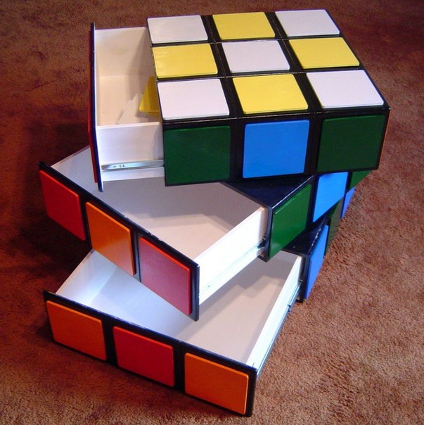 Комод, выполненный в стиле дизайна "Кубик-Рубика"