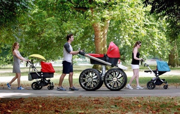 Автопроизводитель Skoda выпустил гигантскую детскую коляску-вездеход специально для пап.