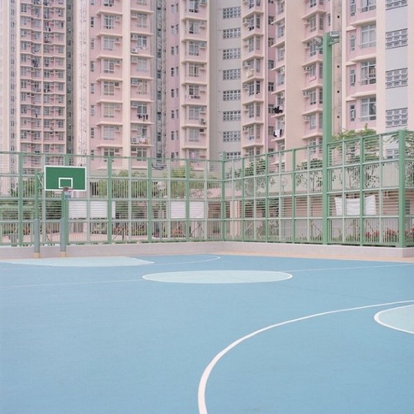 Серия фотографий Уорда Робертса "Корты", который путешествовал вокруг света начиная с 2008, фотографируя теннисные и баскетбольные площадки в Гонконге, Мельбурне, Нью-Йорке, Бали и Лондоне.