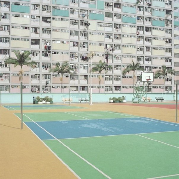 Серия фотографий Уорда Робертса "Корты", который путешествовал вокруг света начиная с 2008, фотографируя теннисные и баскетбольные площадки в Гонконге, Мельбурне, Нью-Йорке, Бали и Лондоне.