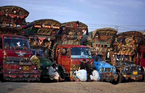 Пакистанские водители беседуют во время отдыха в перевалочном пункте на окраине Исламабада, Пакистан
