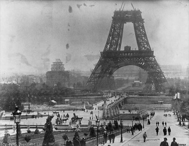 Строительство Эйфелевой башни в Париже в июле 1888 года.