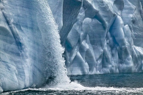 Водопады в ледниках заповедника Свальбарда