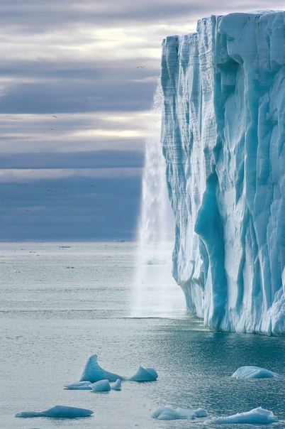 Водопады в ледниках заповедника Свальбарда