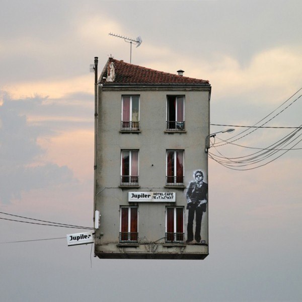 Chehere Laurent – французский художник который в своих работах любит удивлять и манипулировать фотографиями. В своей последней серии под названием  Летающие дома” художник подымает архитектуру на новый уровень, вырывая здания из городского контекста и помещает их среди плавающих облаков.