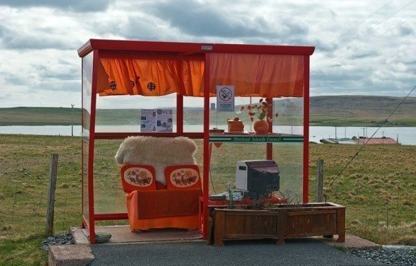 Самая северная автобусная остановка в Британии. Расположена на острове Унст, Шотландия. Внутри мягкое кресло, журналы, телевизор.