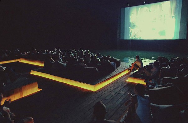 Archipelago Cinema — это плавающий кинотеатр, спроектированный студией дизайна Büro Ole Scheeren из Пекина. Он построен в живописной бухте острова Куду в Таиланде специально для кинофестиваля Film on the Rocks. Зрители в этом кинотеатре располагаются на деревянном плоту, на который их доставляют на лодках.