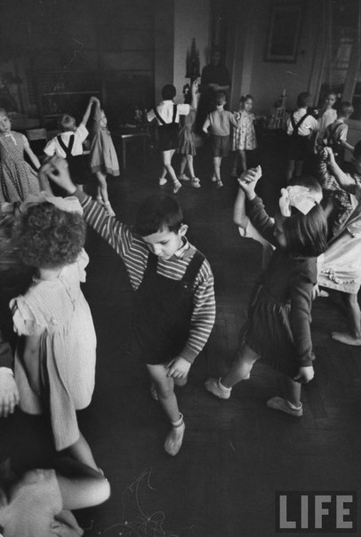 Фотограф Карл Миданс побывал в советском детском саду в далеком 1960 году.