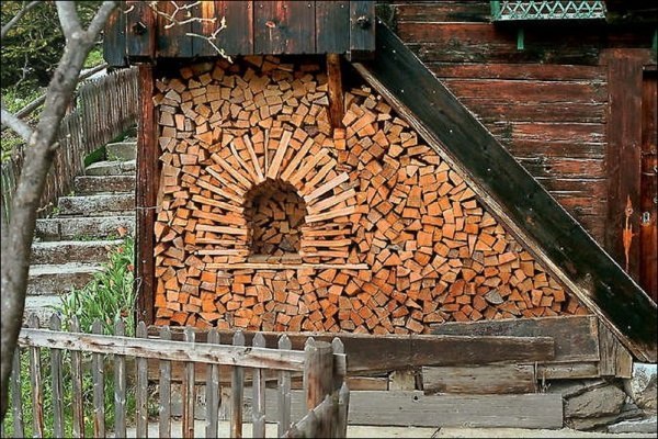 Творческий подход к укладке дров