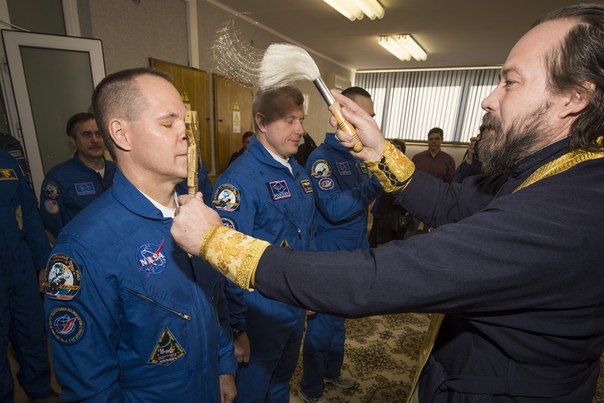 Астронавт Кевин Форд (слева), а также космонавты Олег Новицкий (в центре) и Евгений Тарелкин (справа) во время традиционного благословения перед полетом на Международную космическую станцию, Байконур, Казахстан.