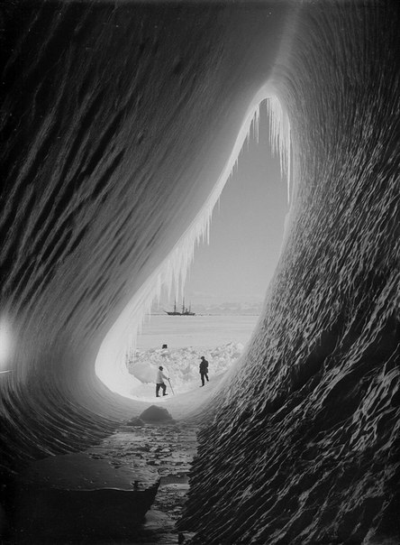 Ледяная пещера, сфотографированная капитаном Робертом Фалькон Скоттом и членами Британской антарктической экспедиции, также известной как Терра Нова, на Южном Полюсе в 1910 году.