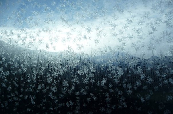 Снежинки на окне автомобиля