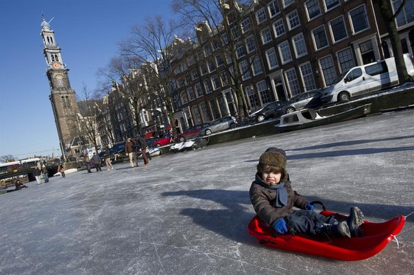 Замерзшие зимой каналы Амстердама, Голландия.