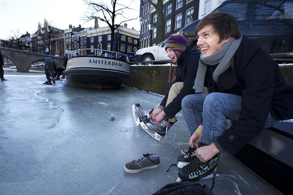 Замерзшие зимой каналы Амстердама, Голландия.