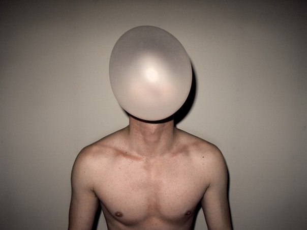 Автопортреты Делани Аллена интригуют, потому что никогда не показывают лица полностью.