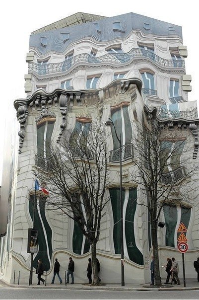 Это не photoshop — это самый настоящий дом, стоящий на бульваре Георга V (Georges V Ave) в Париже. Здание расписано в технике "Trompe-l'oeil". Эта техника рисования позволяет создавать максимально реалистичные изображения и таким образом обманывая зрение.