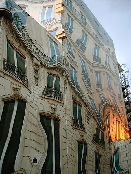 Это не photoshop — это самый настоящий дом, стоящий на бульваре Георга V (Georges V Ave) в Париже. Здание расписано в технике "Trompe-l'oeil". Эта техника рисования позволяет создавать максимально реалистичные изображения и таким образом обманывая зрение.