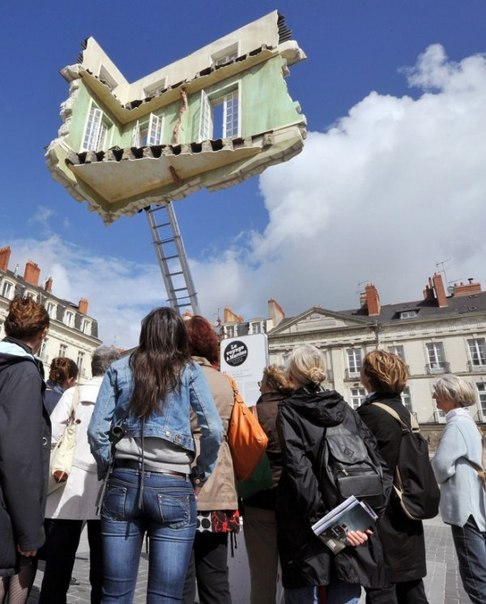 Во Франции проходил фестиваль сюрреалистичного уличного искусства.