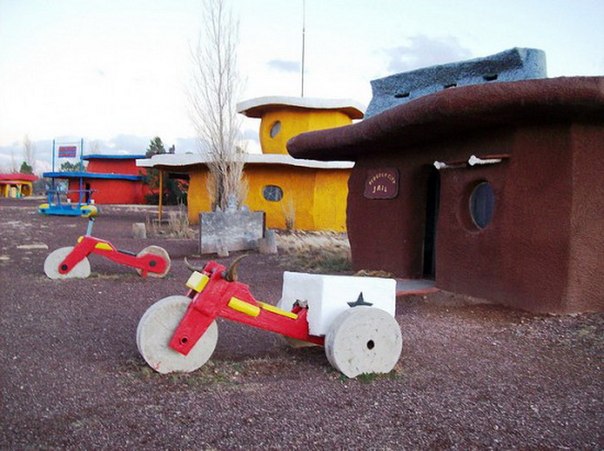 В Северной Аризоне есть уникальный парк Бедрок, стилизованный под первобытное поселение, где можно почувствовать себя в гостях Флинстоунов.