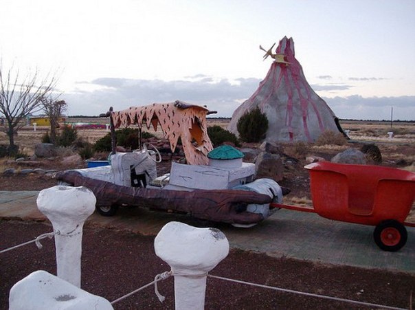 В Северной Аризоне есть уникальный парк Бедрок, стилизованный под первобытное поселение, где можно почувствовать себя в гостях Флинстоунов.