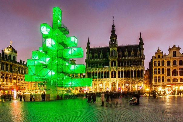 Световая установка, заменяющая традиционную рождественскую елку на площади Гран-Плас в Брюсселе, Бельгия.