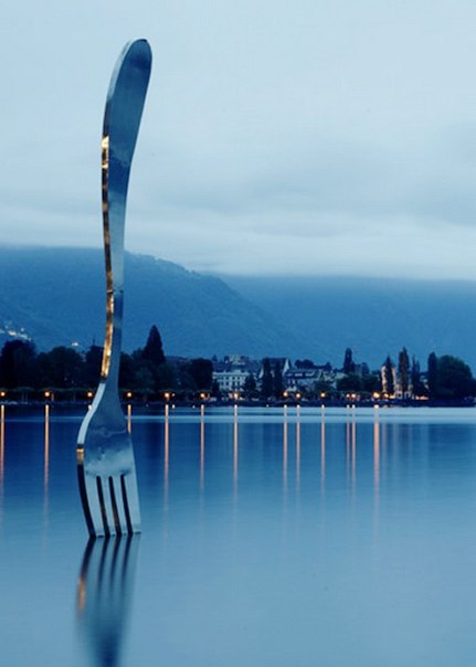 Огромная вилка, вонзенная в дно озера. Инсталляция находится неподалёку от музея еды в Швейцарии.