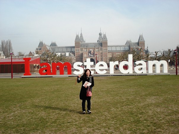 Рекламная кампания города Амстредам "I AmSterdam" обыгрывает в своем слогане/логотипе английскую грамматическую конструкцию I Am - "Я есть". Емкое и глубокое выражение указывает на то, что Амстердам - это люди, которые в нем есть. 