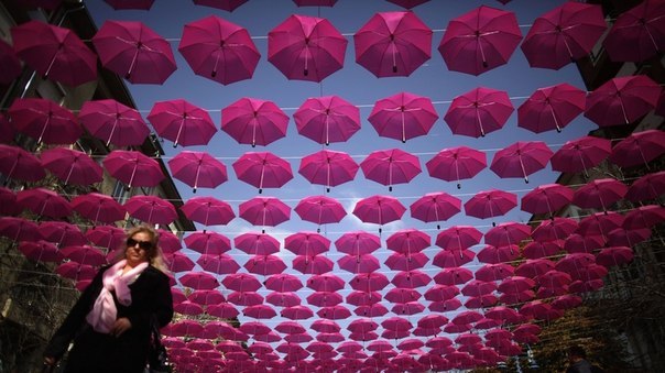 Инсталляция из розовых зонтов, София, Болгария.