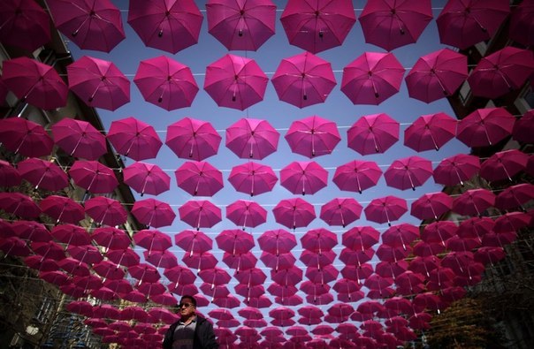 Инсталляция из розовых зонтов, София, Болгария.