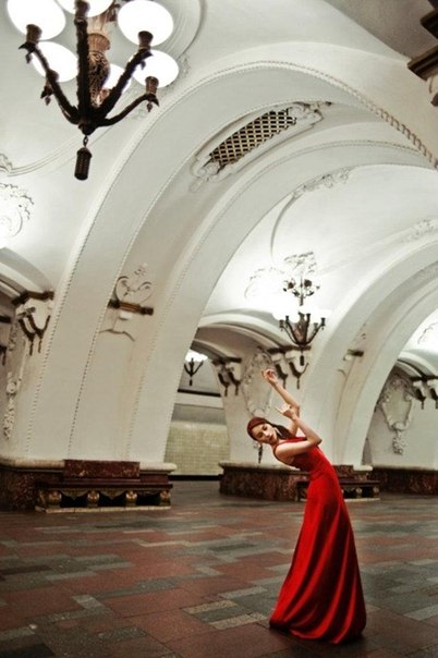 Российский фотограф Алена Никифорова, в рамках программы ЮНЕСКО в Париже, создала интересный фотопроект, посвященный московскому метрополитену.