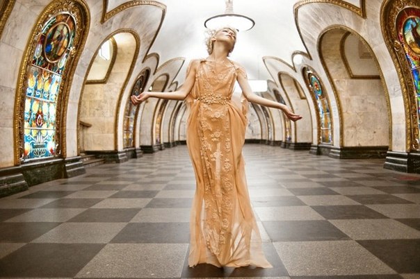 Российский фотограф Алена Никифорова, в рамках программы ЮНЕСКО в Париже, создала интересный фотопроект, посвященный московскому метрополитену.