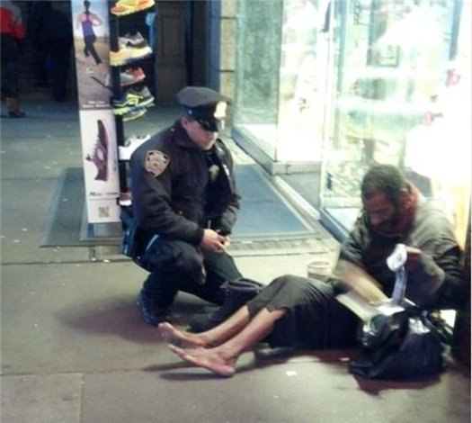 Совершая регулярный обход во время ночного дежурства, страж порядка Нью-Йорка увидел темнокожего мужчину среднего возраста, сидевшего на тротуаре недалеко от витрины местного обувного магазина.