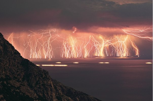 Фотография молний на длинной выдержке во время шторма на острове Икария, Греция.
