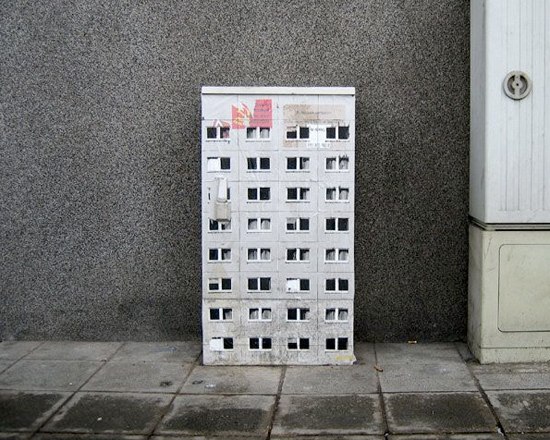 Evol - это необычная улица в Берлине, где художники переделали обычные городские элементы в миниатюрные домики.