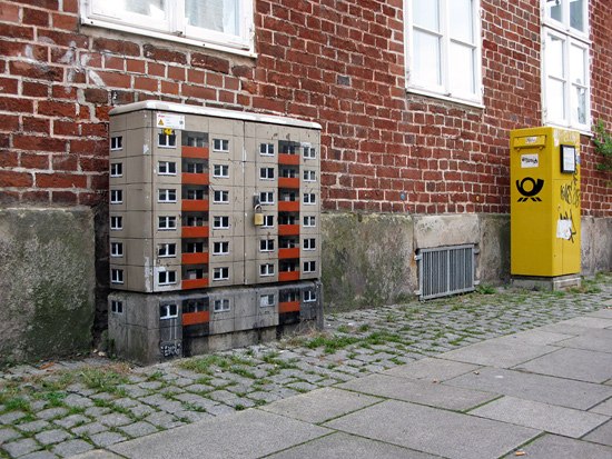 Evol - это необычная улица в Берлине, где художники переделали обычные городские элементы в миниатюрные домики.