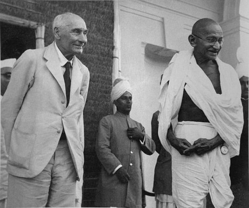 Снимок был сделан 18 апреля 1946 года. Это не портретная съемка, как может показаться на первый взгляд. Изображение духовного лидера Индии было вырезано из группового снимка, на котором британский политик Лорд Фредерик Лоуренс и Махатма Ганди выходят из здания после интервью.