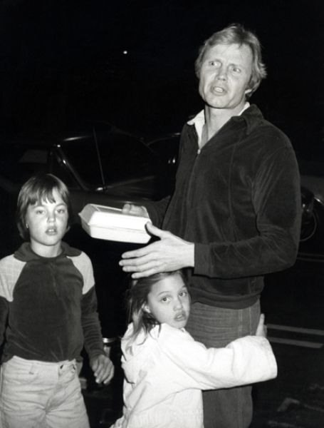 Анджелина Джоли с братом и отцом Джоном Войтом