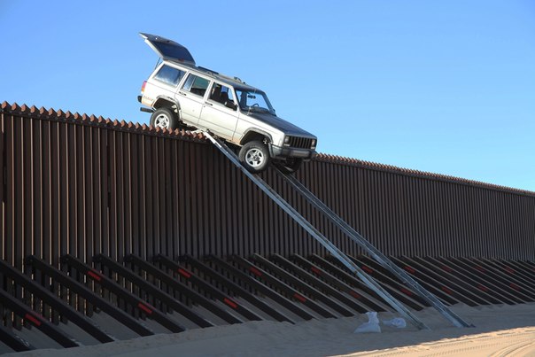 Неудавшаяся попытка пересечь американо-мексиканскую границу недалеко от города Юма, штат Аризона, США.