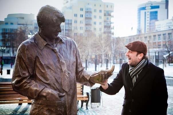 Памятник Гене Букину из серила "Счастливы вместе" в Екатеринбурге