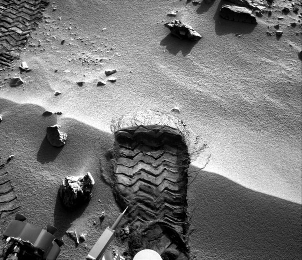 Следы Curiosity на гребне наноса Марса.Снимок получен камерой MAHLI (Mars Hand Lens Imager).