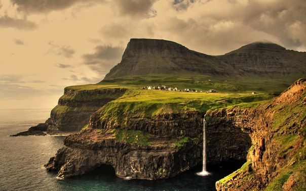 Фарерские острова – это группа небольших островов в северной части Атлантического океана между Шотландией и Исландией. На территории архипелага, состоящего из 18 вулканических островов общей площадью около 1400 квадратных километров, сегодня живут 50 тысяч человек.