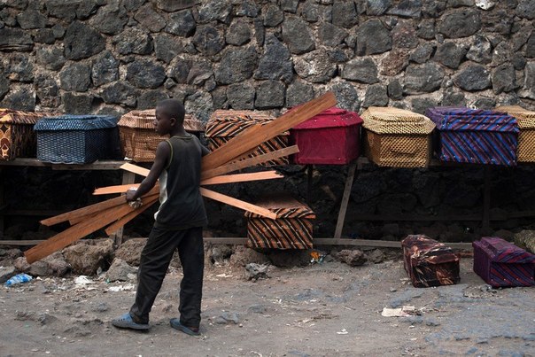 Продажа гробов в Гоме, Демократическая Республика Конго. По словам сотрудников магазина, продажи гробов выросли после новых столкновений регулярной армии с повстанцами Движения 23 марта.