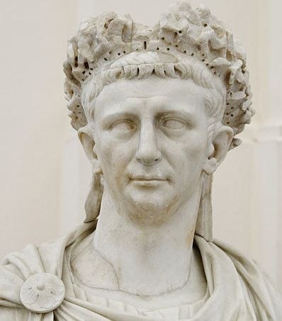 Среди первых пятнадцати римских императоров один только Клавдий не имел любовных связей с мужчинами. Это считалось необычным поведением и высмеивалось поэтами и писателями, которые говорили: любя только женщин, Клавдий сам стал женоподобным.