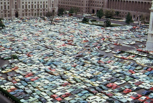 Парковка у одного из офисных зданий в Вашингтоне во время забастовки водителей автобусов в мае 1974 года.