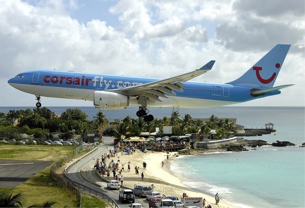 Посадка самолета в международном аэропорту карибского острова Сен-Мартен. Посадочная полоса начинается прямо возле пляжа Махо.