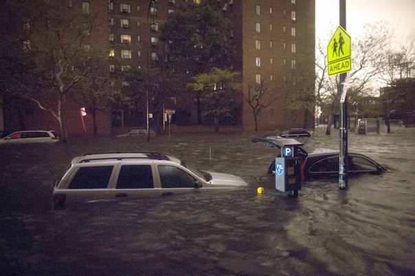 Ураган Сэнди. Автомобили на 14-й улице в Нью-Йорке.